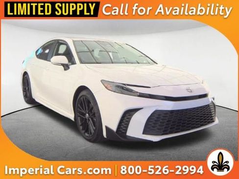 Used 2025 Toyota Camry SE FWD image 1