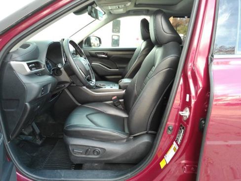 Used 2021 Toyota Highlander XLE image 16
