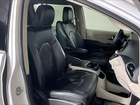 Used 2022 Chrysler Pacifica Touring-L FWD image 6