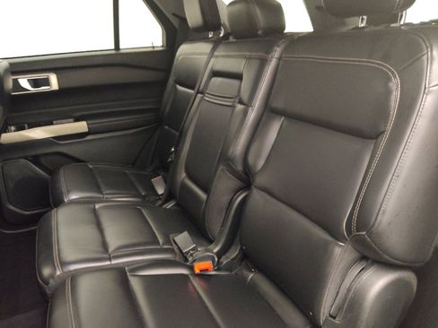 Used 2021 Ford Explorer XLT w/ Equipment Group 202A AWD/4WD image 18