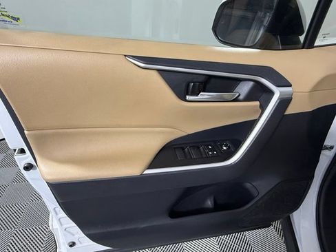 Used 2019 Toyota RAV4 XLE w/ Convenience Package FWD image 9