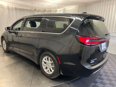 Used 2023 Chrysler Pacifica Touring-L FWD image 5