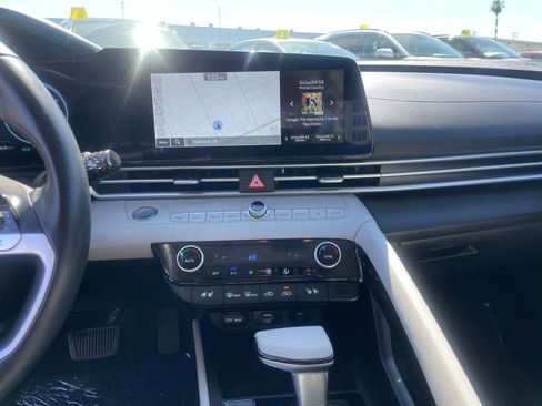 Used 2025 Hyundai Elantra Limited image 17