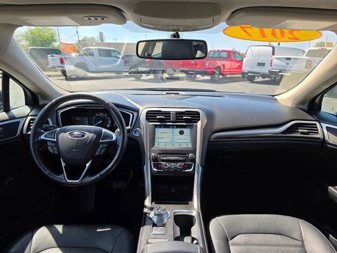 Used 2017 Ford Fusion SE w/ Fusion SE Technology Package image 12