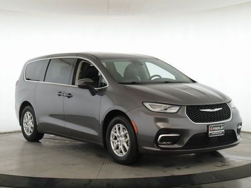Used 2023 Chrysler Pacifica Touring-L image 2