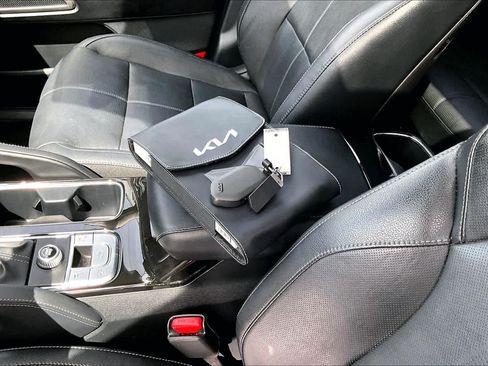 Used 2023 Kia Telluride EX w/ EX Captain's Chair Package FWD image 15