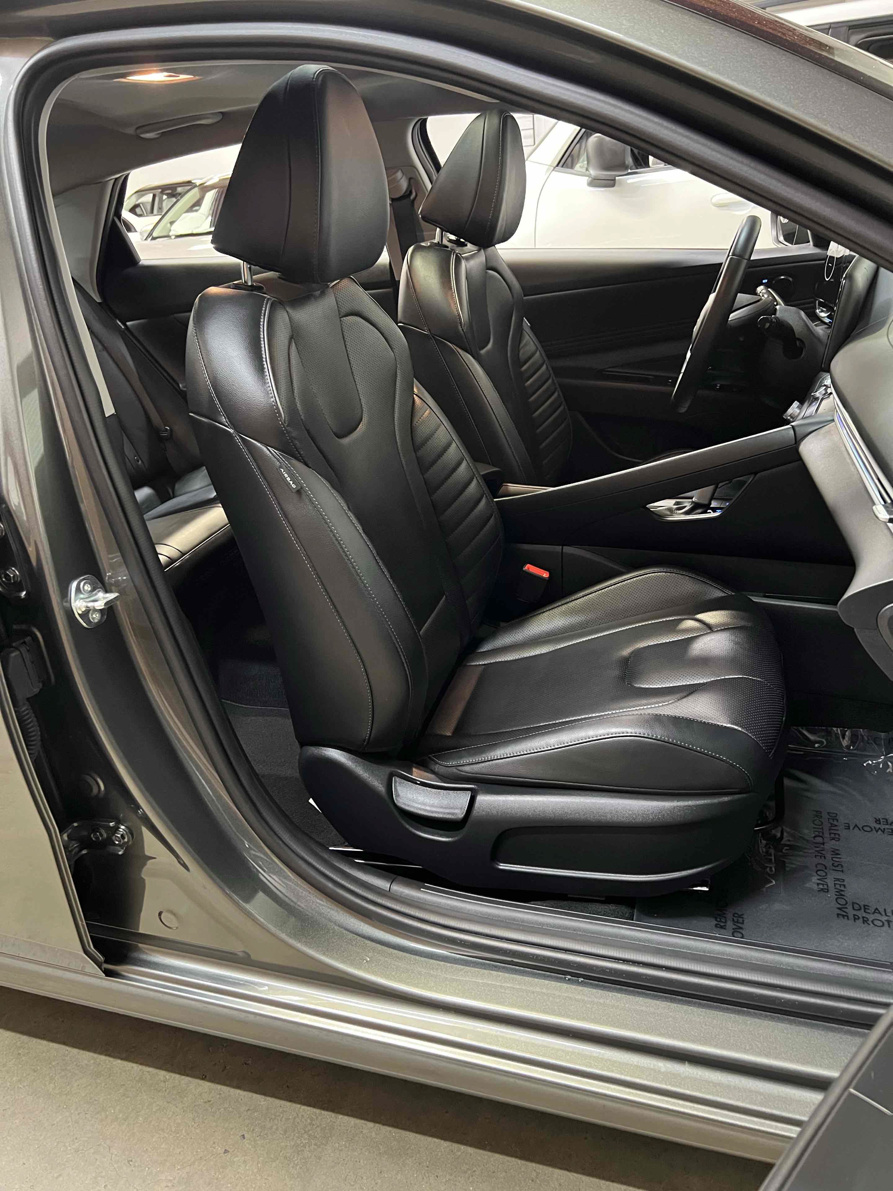 Used 2025 Hyundai Elantra Limited FWD image 17