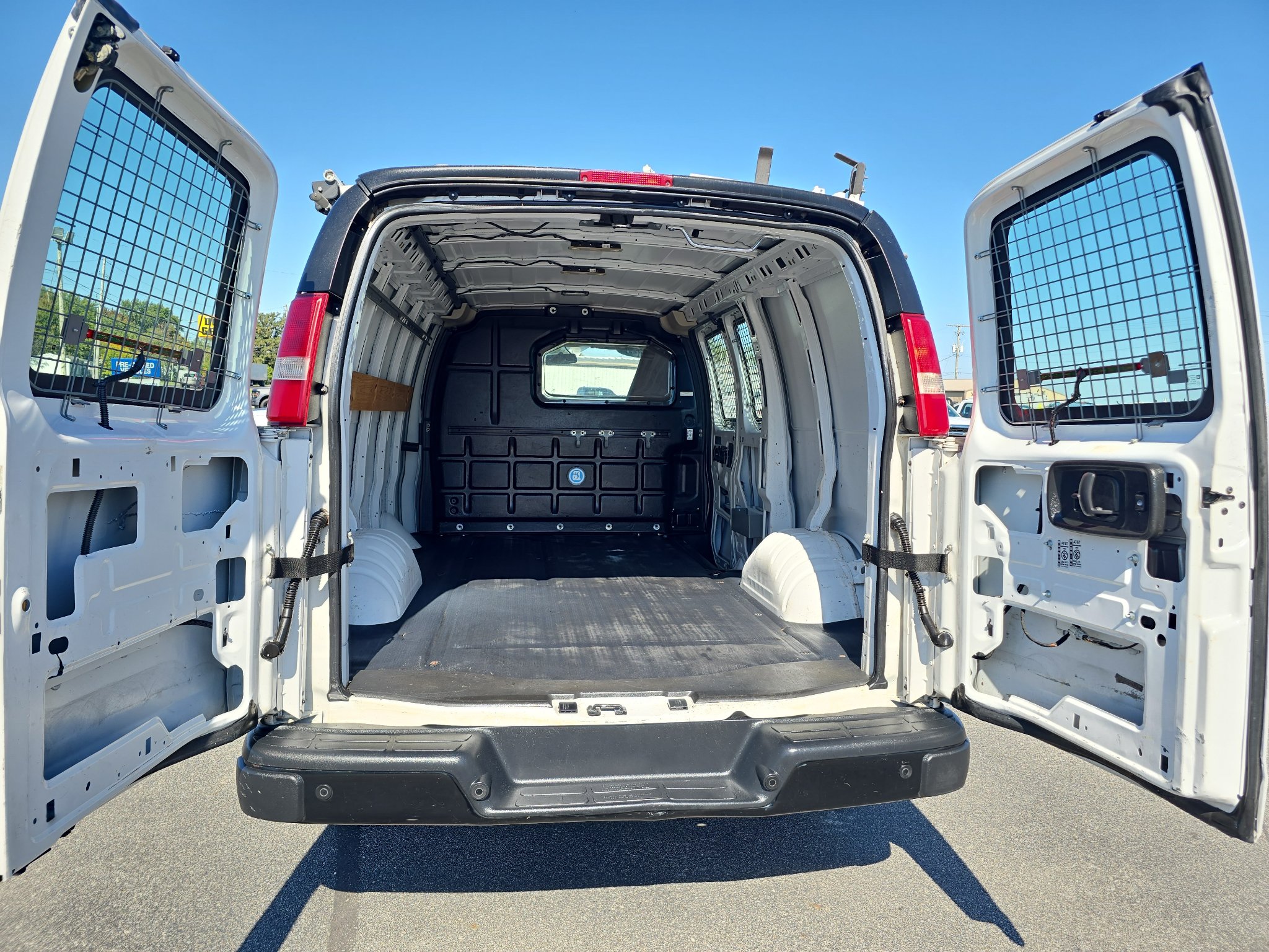 Used 2018 Chevrolet Express 2500 w/ Driver Convenience Package RWD image 9