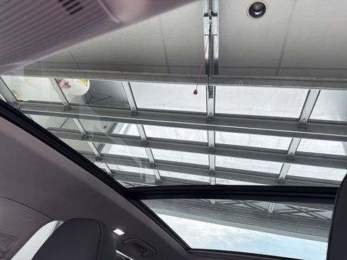 Used 2025 Volkswagen Tiguan SE image 26