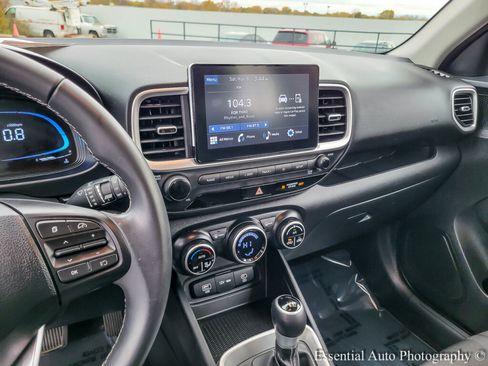 Used 2024 Hyundai Venue SEL image 24