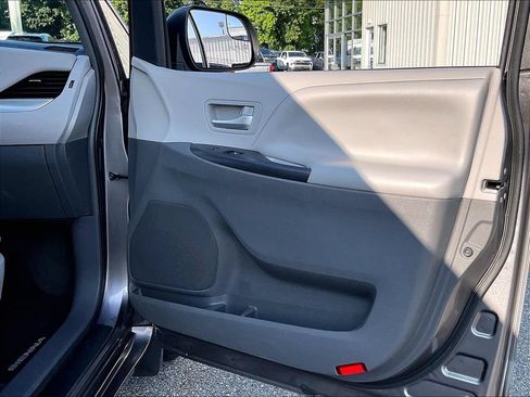 Used 2017 Toyota Sienna LE w/ Outdoor Package FWD image 12