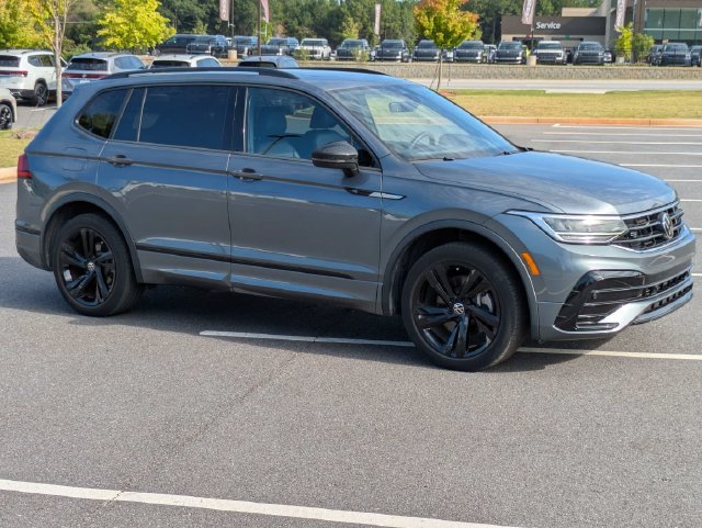 Used 2023 Volkswagen Tiguan SE R-Line FWD image 2