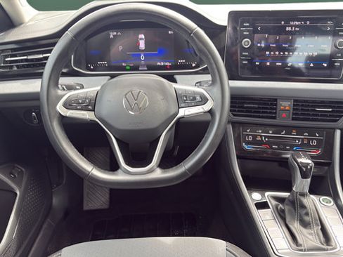 Used 2025 Volkswagen Jetta SE FWD image 20