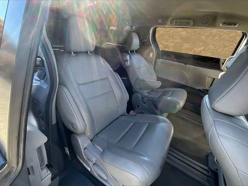 Used 2018 Toyota Sienna XLE image 25