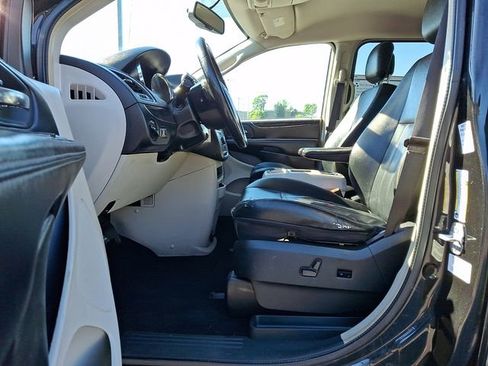 Used 2014 Chrysler Town & Country Touring FWD image 15