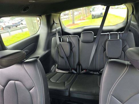 Used 2026 Chrysler Pacifica Select FWD image 6