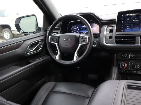 Used 2024 Chevrolet Suburban Z71 w/ Luxury Package AWD/4WD image 15