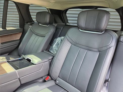 Used 2025 Land Rover Range Rover Autobiography AWD/4WD image 15