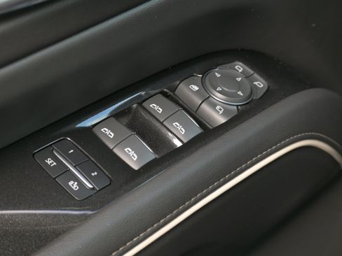 Used 2022 Cadillac Escalade Premium Luxury AWD/4WD image 22