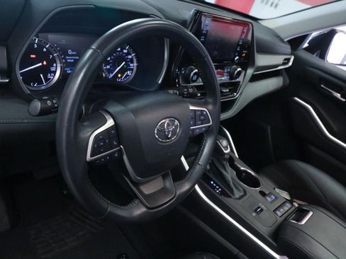 Used 2022 Toyota Highlander XLE image 12