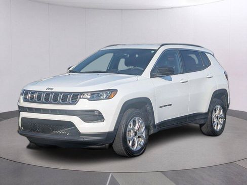 Used 2025 Jeep Compass Latitude w/ Convenience Group AWD/4WD image 1