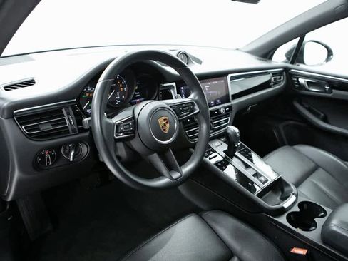 Certified 2022 Porsche Macan image 4