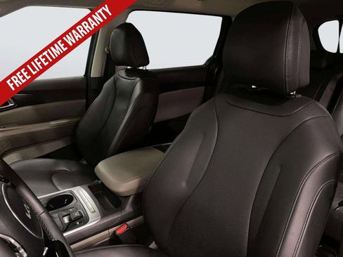 Used 2025 Kia Carnival FWD image 30