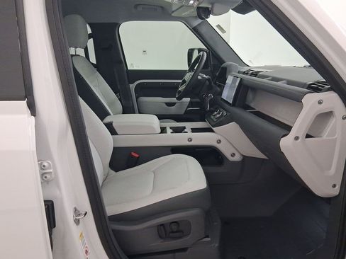 Used 2025 Land Rover Defender 110 S image 32
