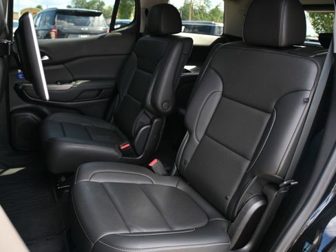 Used 2023 GMC Acadia SLT w/ Preferred Package image 11