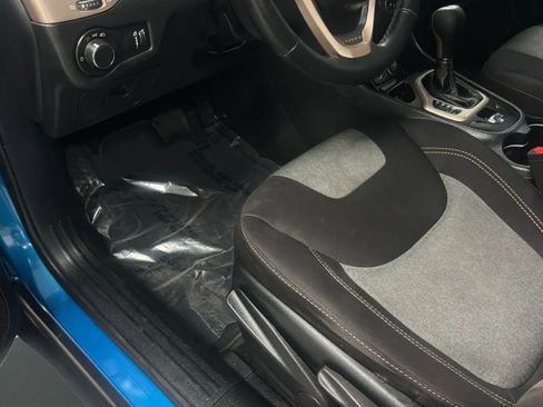Used 2017 Jeep Cherokee Sport FWD image 23