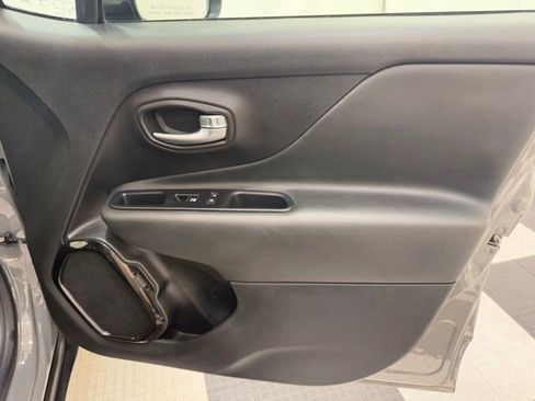 Used 2019 Jeep Renegade Altitude w/ Quick Order Package 22M image 21