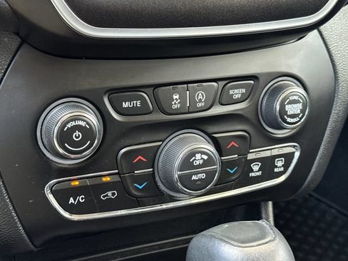 Used 2019 Jeep Cherokee Trailhawk w/ Comfort/Convenience Group AWD/4WD image 21