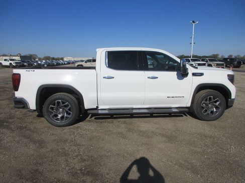 New 2026 GMC Sierra 1500 SLT image 3