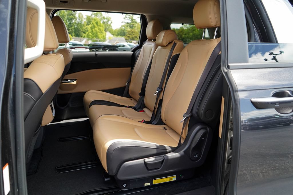Used 2024 Kia Carnival EX FWD image 8
