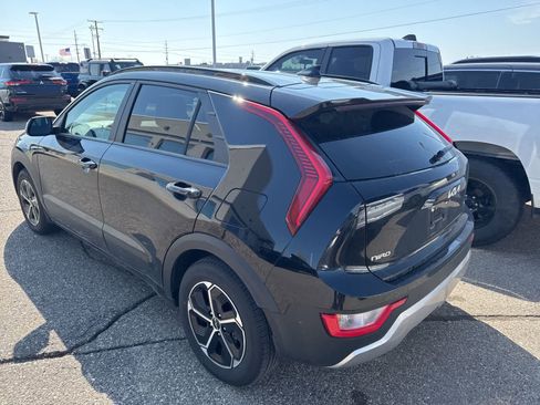 Used 2023 Kia Niro EX image 12