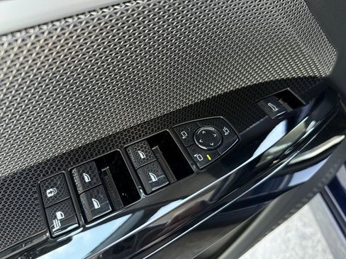 Used 2023 BMW 760i xDrive w/ Executive Package image 11