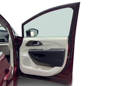 Used 2022 Chrysler Voyager LX FWD image 9