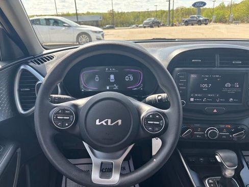 Used 2024 Kia Soul LX w/ Option Group 015 FWD image 17