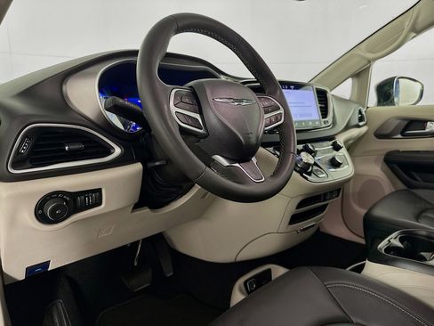 Used 2024 Chrysler Pacifica Touring-L FWD image 33