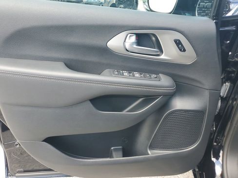 Used 2024 Chrysler Pacifica Limited w/ S Appearance Package FWD image 19