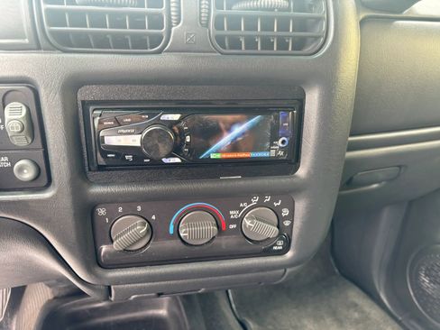 Used 2002 Chevrolet Blazer LS w/ Preferred Equipment Group RWD image 9
