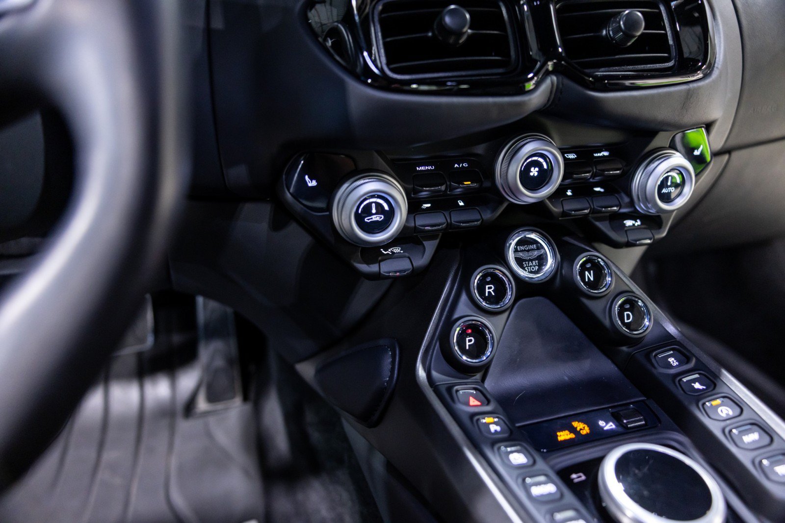 Used 2023 Aston Martin V8 Vantage Coupe RWD image 41