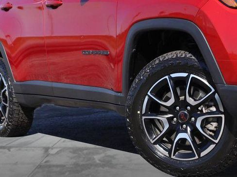 Used 2025 Jeep Compass Trailhawk AWD/4WD image 3
