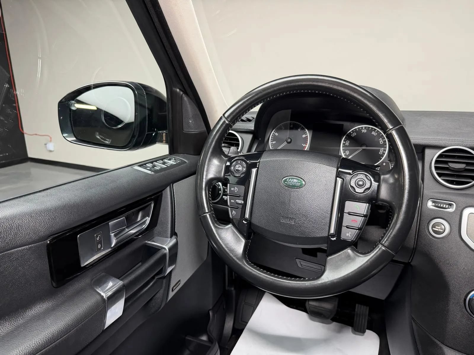 Used 2015 Land Rover LR4 HSE AWD/4WD image 27
