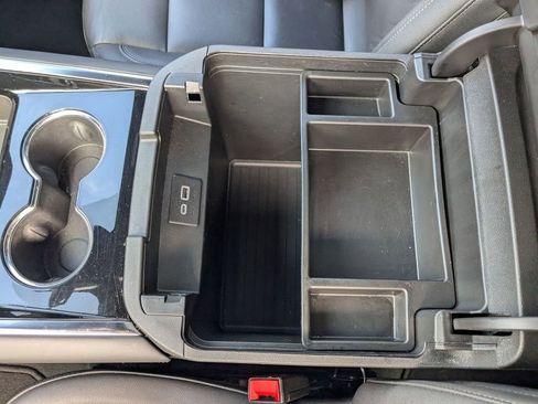 Used 2025 Chevrolet Suburban Z71 image 26