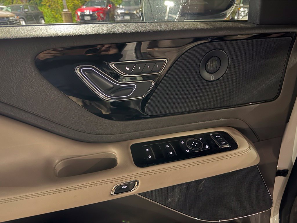 Used 2020 Lincoln Aviator Reserve w/ Elements Package Plus AWD/4WD image 17