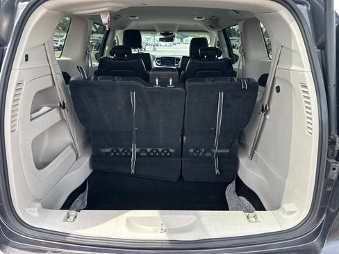 Used 2023 Chrysler Pacifica Touring-L FWD image 9