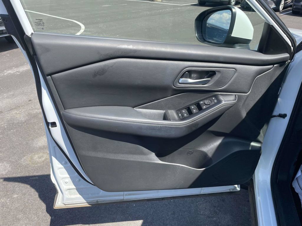 Used 2025 Nissan Rogue SV FWD image 15
