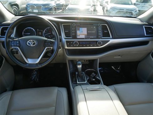 Used 2019 Toyota Highlander XLE image 13