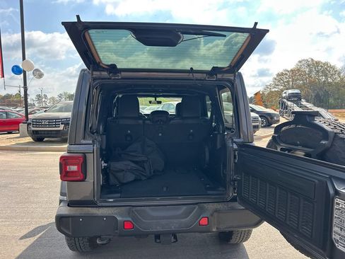 Used 2022 Jeep Wrangler Unlimited Sahara AWD/4WD image 18